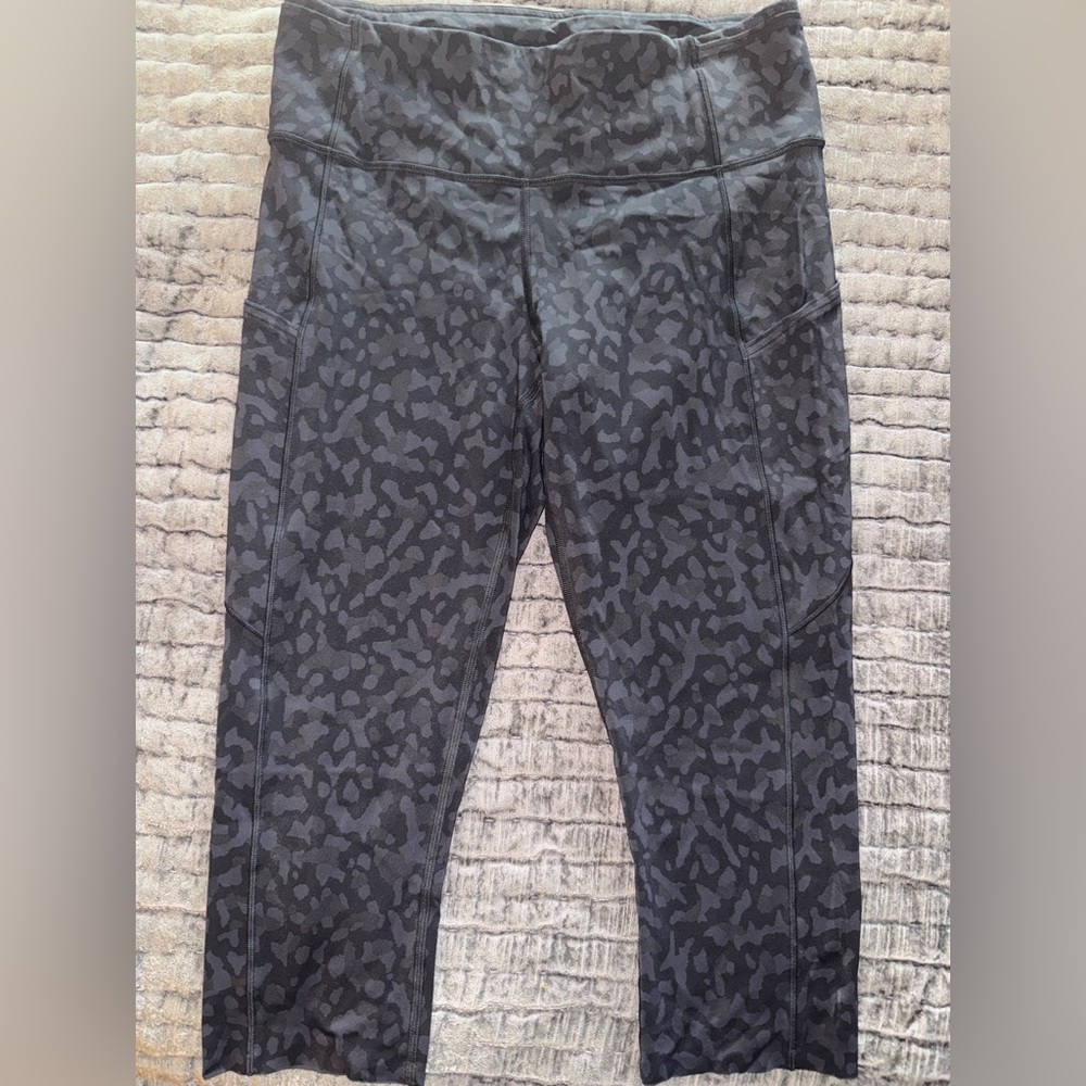 Lululemon Dark Camo Leggings Capri size 10